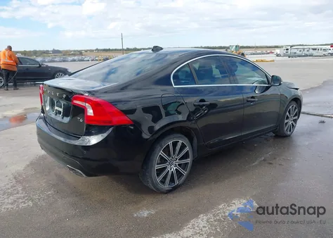 2015 Volvo S60 T6 Premier Plus из США, поврежденный, VIN YV149MFC4F1317163